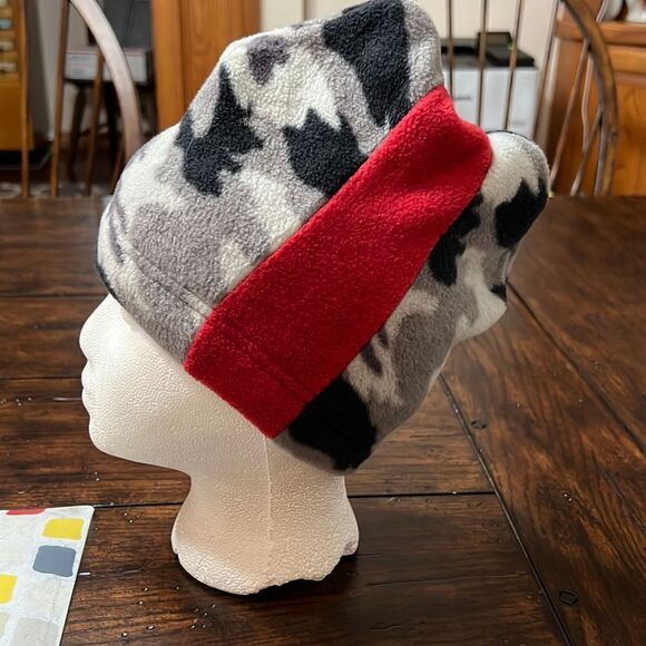 THE CHILDREN’S PLACE Camo Fleece Beanie hat cap Sz 10-14 Red Stripe soft warm - Picture 1 of 11